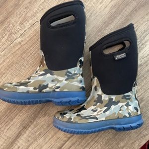 Bogs size 2 winter boot camo classics